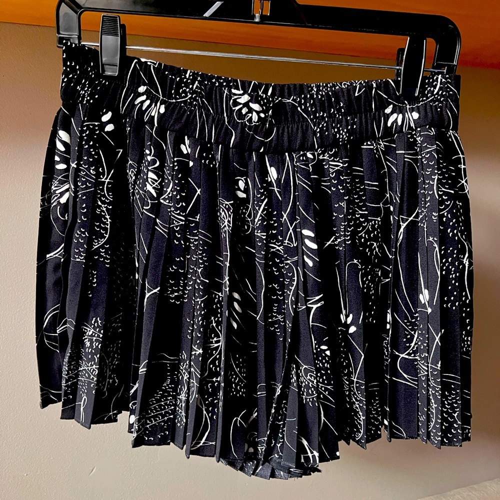 Leith - Black & White “ Pull on” Pleated Skort with Elastic Waist
